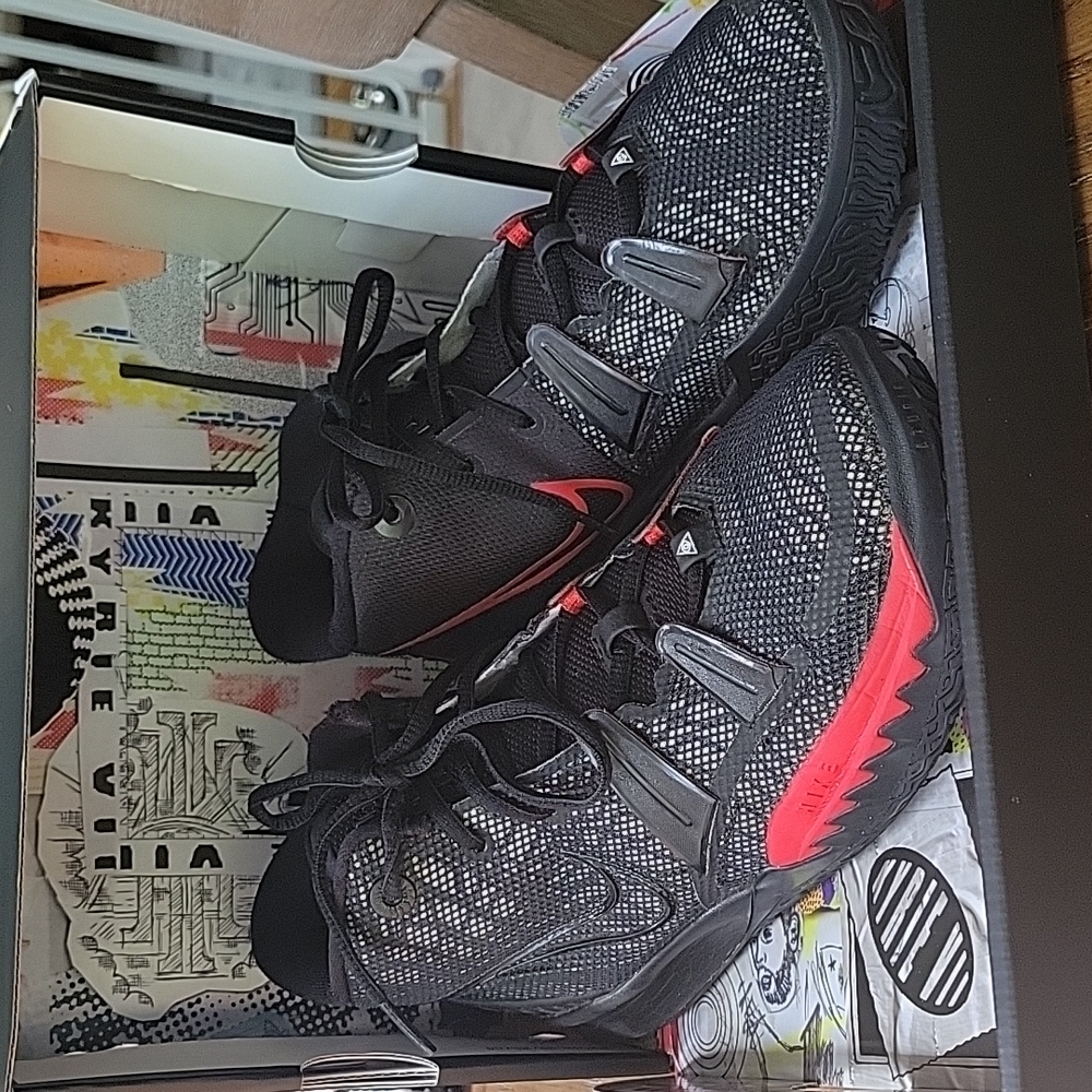 Kyrie Youth Basketball Sneaker